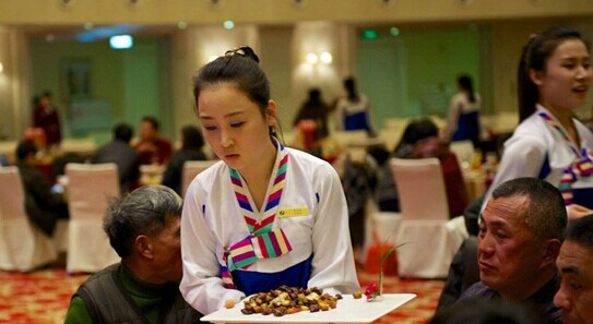 小姑娘VS大姐，谁才是受餐厅欢迎的员工？|饮品报
