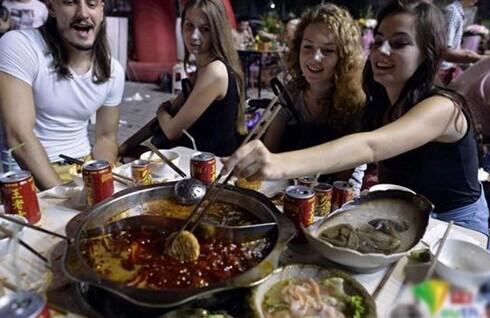 火锅当选国民美食，“她经济”成重头戏