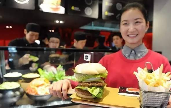 快餐连锁三巨头各自转型“去快餐化”，三个方向哪家最强?|饮品报