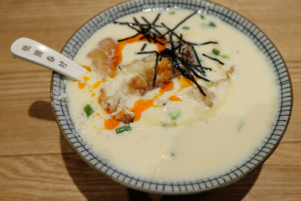 一碗豆浆12元，两只包子26元…在餐饮寒冬，它靠什么让顾客络绎不绝|饮品报