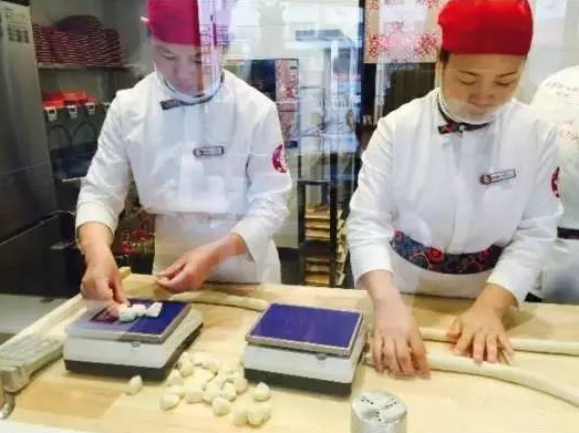 餐饮界的华为！员工靠包饺子年赚50万！只有5款饺子却开了420家店！|饮品报