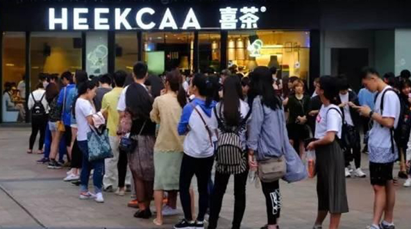中产阶层的污名化：为什么买喜茶、喝星巴克会被嘲笑？|饮品报