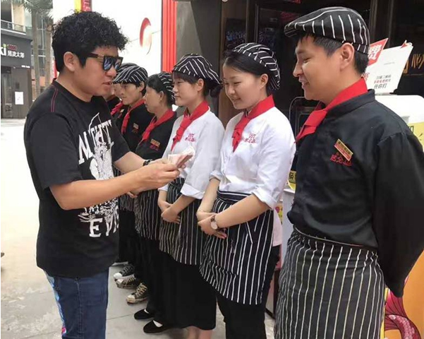餐饮业“红包帝”的10条法则：钱得这么发，员工才会有干劲！|饮品报
