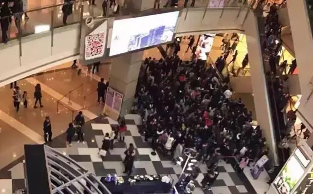 喜茶热背后的“赢家”：月赚5万的黄牛，组团作战|饮品报