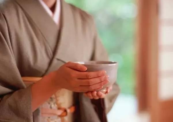 这家餐企用了4个“找死”的经营方法，却成为行业老大|饮品报