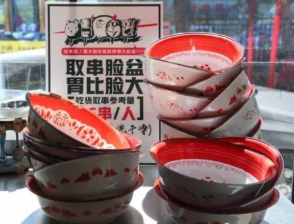 “流氓”餐厅靠6毛钱串串，日流水近4万|饮品报