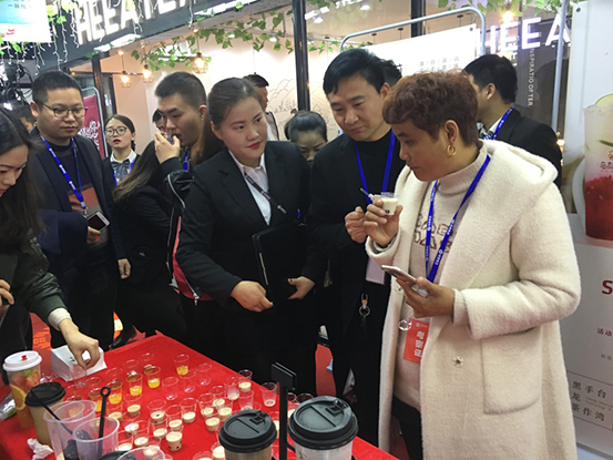 “阿伦”惊现乌龙煎发布会，现场被挤爆了|饮品报
