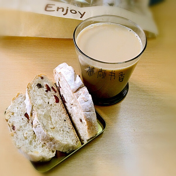 茶颜书香“茶饮+欧包”的轻餐饮模式，备受消费者欢迎|饮品报