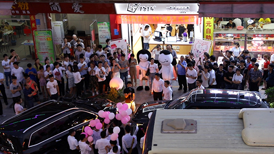 豪车助阵 铁杆粉丝用1314茶表白女友