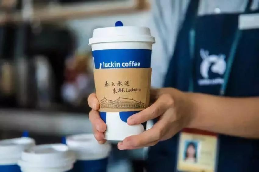 星巴克刚上线外卖，瑞幸就甩出了故宫开店大招|饮品报