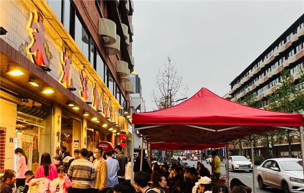 喜茶瓶装跨界合作朱光玉火锅，化身国庆成都热门打卡地|饮品报
