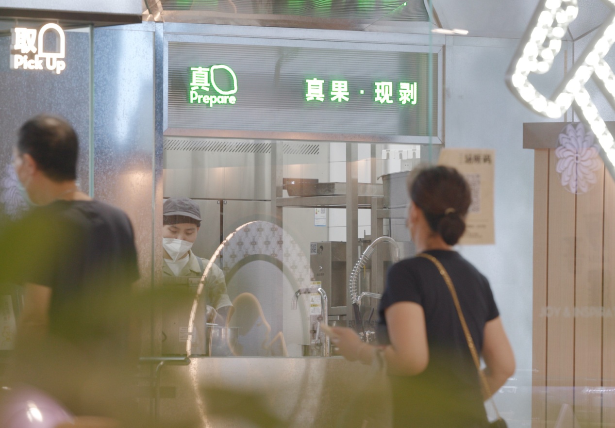 喜茶在多地门店推出真果现剥透明窗口，真果品质看得见|饮品报