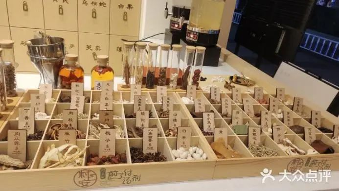 全网打卡的养生茶饮，为何迟迟走不出“中医院”？|饮品报