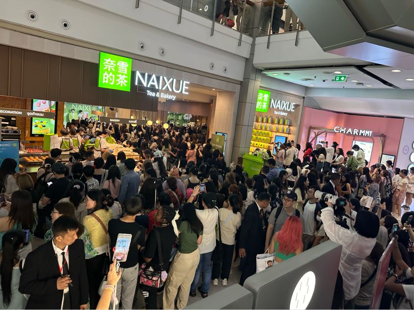 奈雪首家海外旗舰店亮相泰国顶级商圈，人气火爆掀排队狂潮！|饮品报