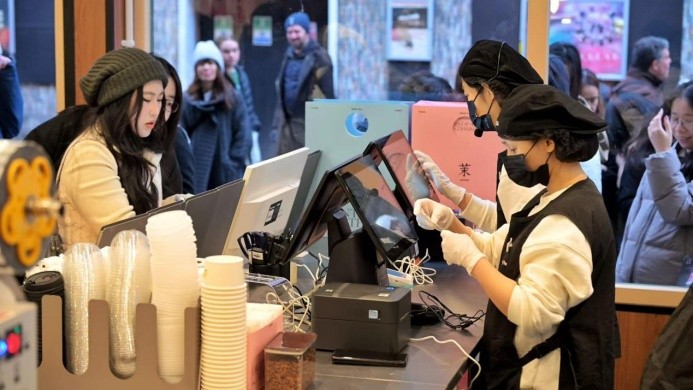 茉莉奶白英国首店开业，全球化战略迈入第五个国家|饮品报