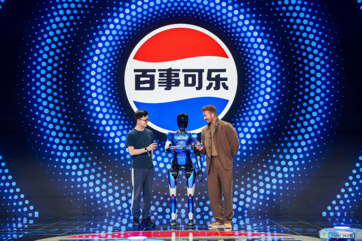 百事可乐发布品牌首个人形机器人“百事蓝宝” 与大卫·贝克汉姆共同点燃未来渴望|饮品报