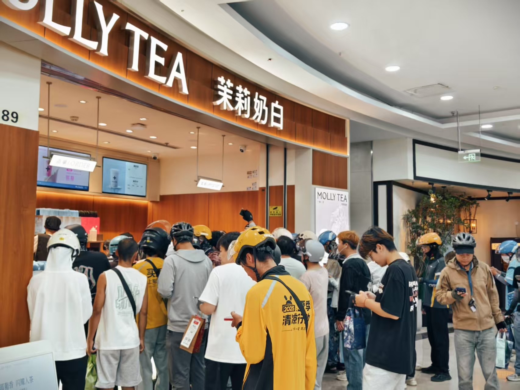 茉莉奶白携手施华洛世奇，跨界推出“秋天第一杯闪闪茶”！|饮品报