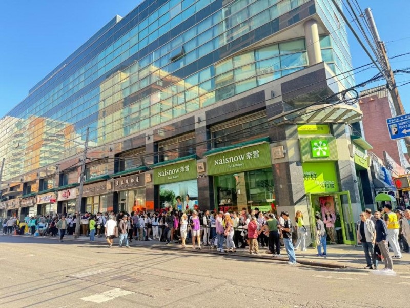奈雪美国首店落地纽约：百米长队绕街角，三天营业额近 8.7 万美金|饮品报